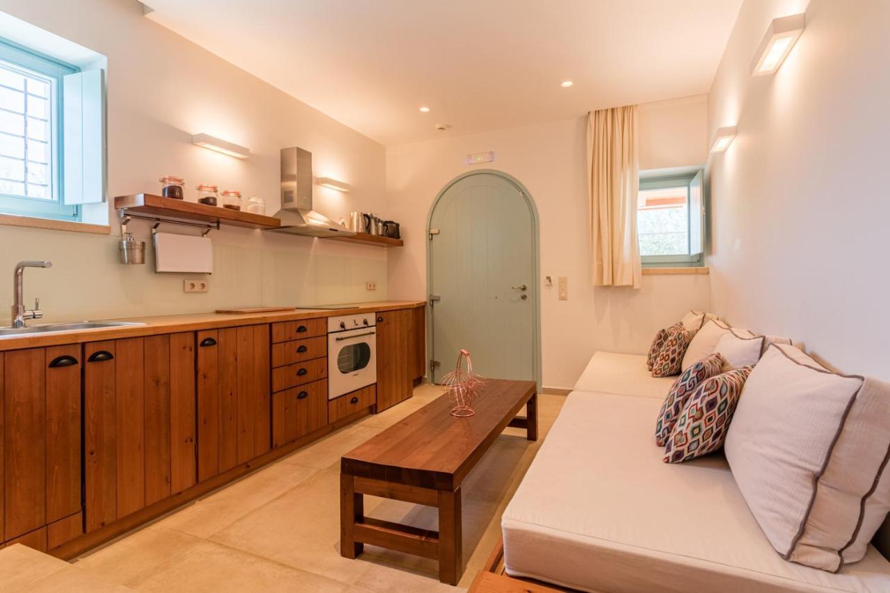 Lithos Guesthouse Kardamili エクステリア 写真