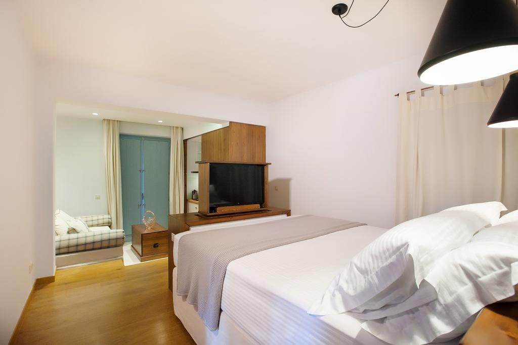 Lithos Guesthouse Kardamili エクステリア 写真